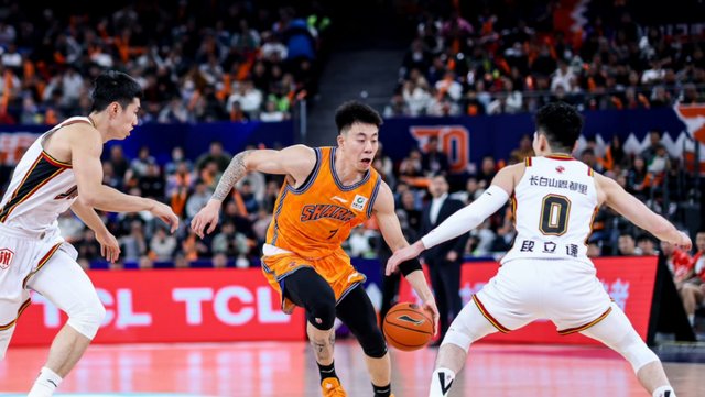 AG体育-上海男篮VS深圳！卢伟冲击10连胜，张镇麟对位贺希宁，央视直播