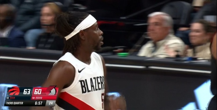 AG官方网站-廉颇老矣?霍勒迪背运上篮&连中三分球 个人独得8分追上比分